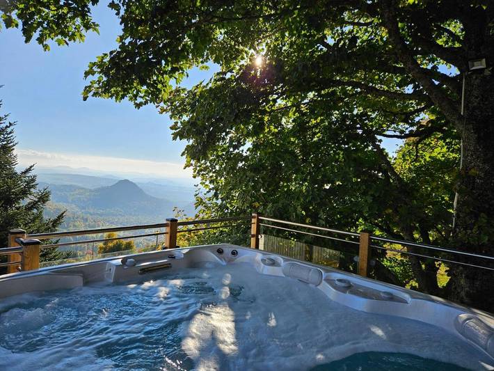 Gîte pour 8 personnes, avec Balcon et Jacuzzi ainsi que Terrasse et Jardin à Queyrières