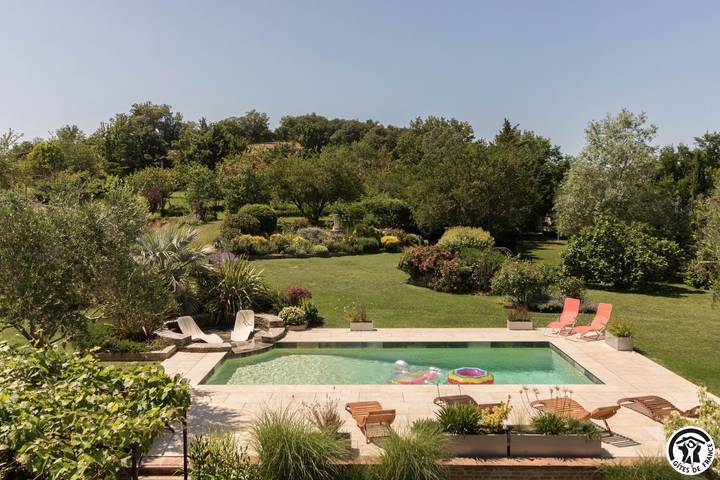 Gîte pour 6 personnes, avec piscine ainsi que jardin et terrasse