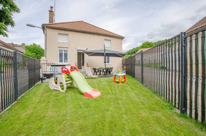 Gîte pour 6 personnes, avec terrasse ainsi que jardin et sauna
