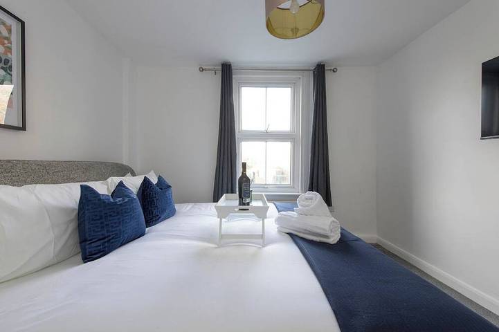 4-bed Maidstone House Sleeps 8 | Near East Station in Kent