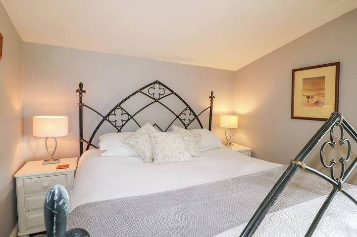 Hen House View, pet friendly, with hot tub in Rugeley in Staffordshire