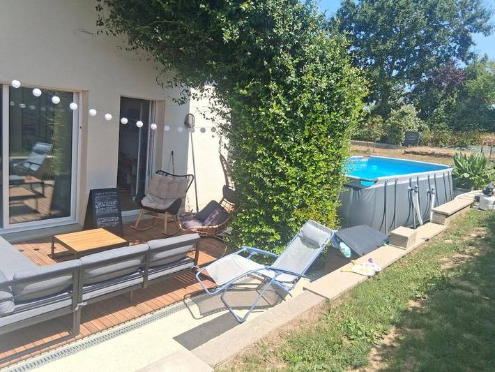 Location de vacances pour 9 personnes, avec Terrasse ainsi que Jardin et Piscine dans Javené