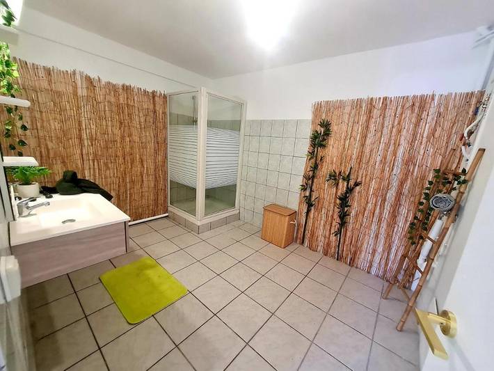 Gîte pour 4 personnes, avec jacuzzi et terrasse à Saint-Esprit (homonymie) - 3