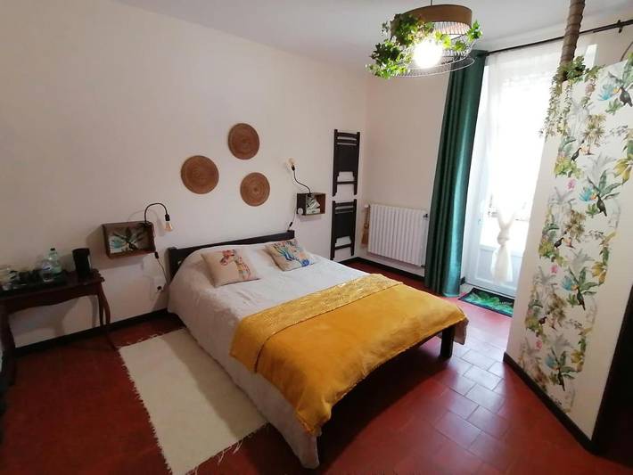 Chambre d’hôte pour 3 personnes, avec Jacuzzi et Terrasse ainsi que Jardin et Piscine