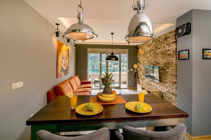 Vakantiewoning voor 5 personen, met balkon en uitzicht, kindvriendelijk in Kotor