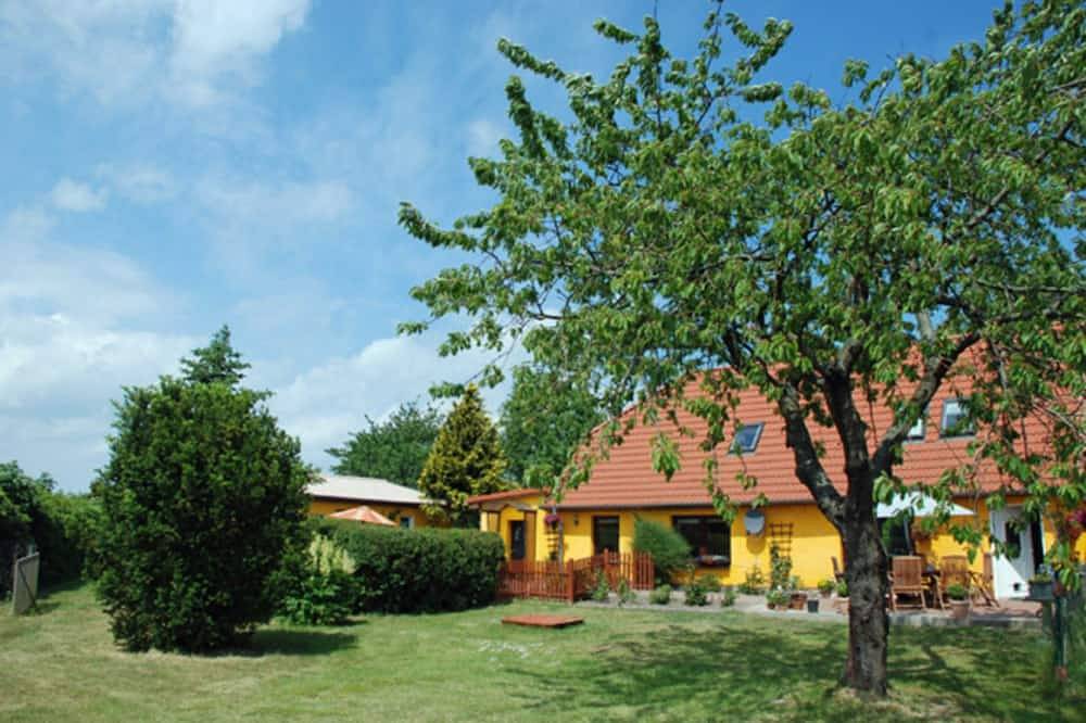 Ganze Wohnung, Ferienwohnungen in Lipsitz auf Rügen - Ferienwohnung Rapsblüte mit Kamin und in Thesenvitz, Bergen auf Rügen