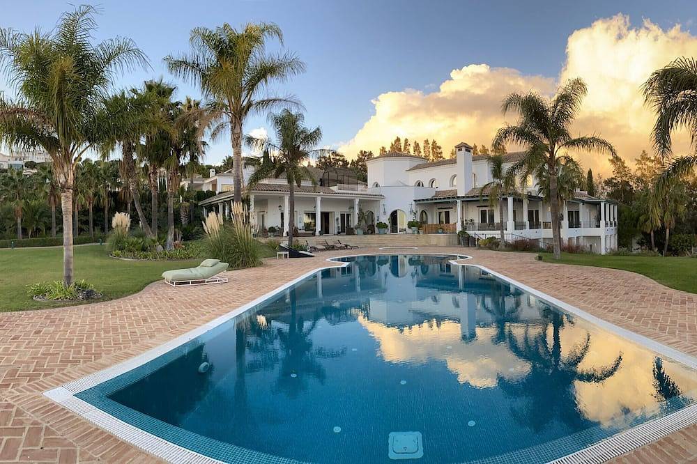 48. Luxury Eco Villa with Pool, Jacuzzi & Daily Breakfast – Benalup in Benalup-Casas Viejas, Costa de la Luz