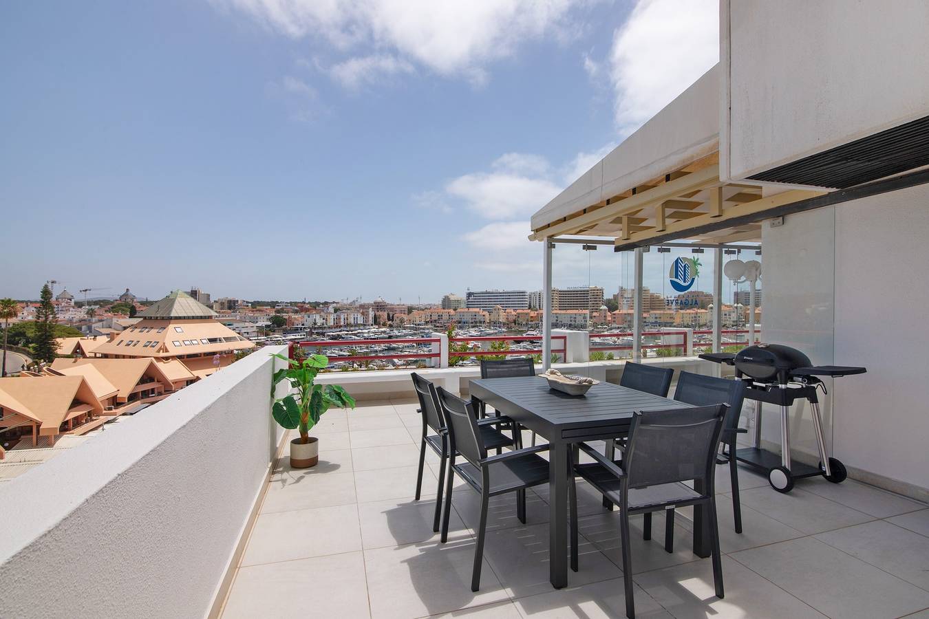 Entire apartment, Marina Vilamoura Penthouse Luxury Apartment with Sea View, Wi-Fi and Air Conditioning in Vilamoura, Quarteira