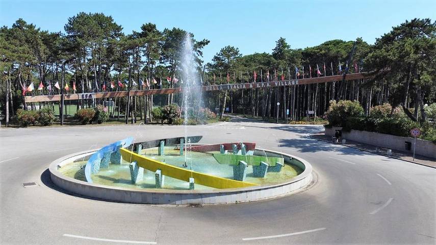Bungalow per 4 persone, con Terrazza e Giardino nonché Piscina a Lignano Pineta