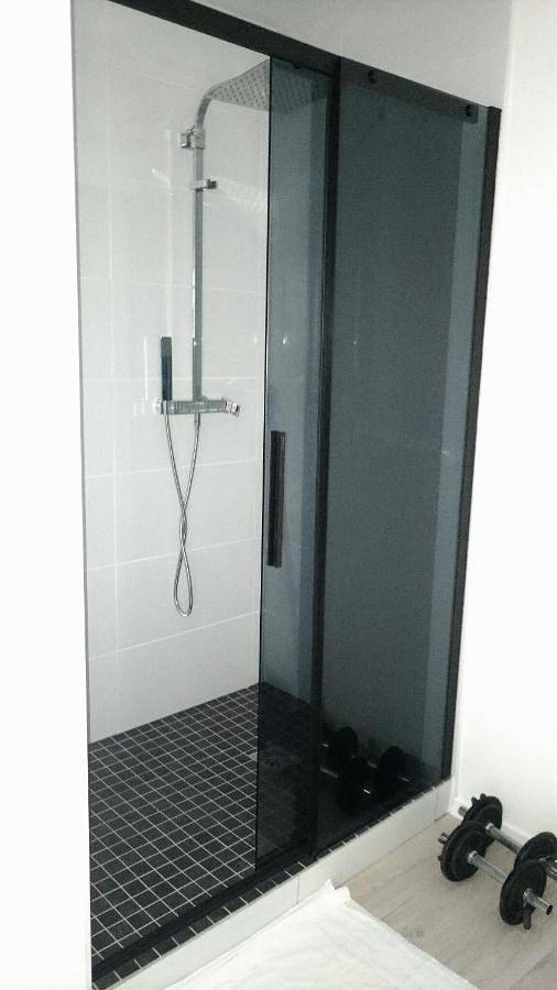 Appartement de vacances entier, Belle chambre dans une charmante et grande maison duplex neuve et bien aérée in La Verrière, Yvelines