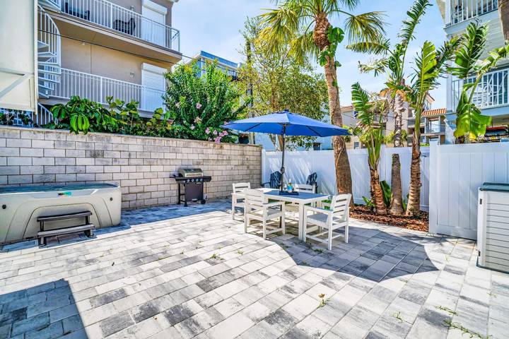 Vacation rental for 4 people, with terrace and yard, with pets in Indian Rocks Beach