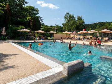 Lodge pour 4 personnes, avec jacuzzi et bassin pour enfant dans l' Ariège