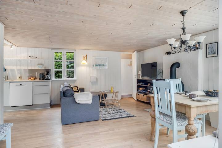 Cozy holiday home with terrace and wood-burning stove close to the water. in Limfjord in Nordjütland