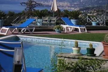 Location de vacances pour 7 personnes, avec terrasse et piscine ainsi que jacuzzi et jardin à Camporosso