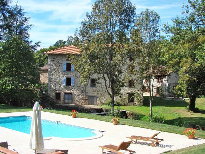 Gîte pour 5 personnes, avec Terrasse ainsi que Jardin et Piscine