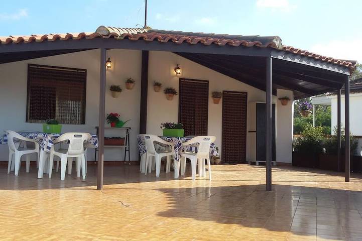 Location de vacances pour 6 personnes, avec Terrasse à Agnone Bagni