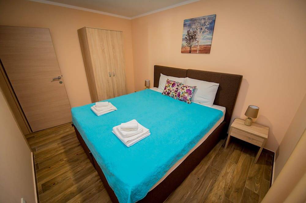 Haus mit vier Wohnungen in Opština Budva