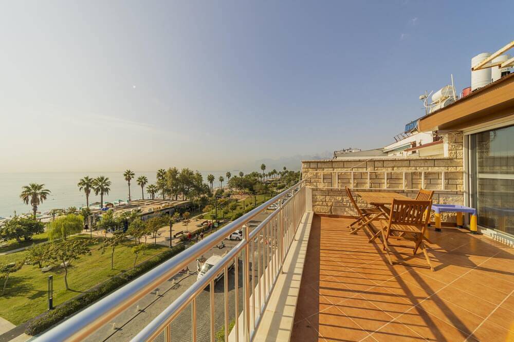 Ganze Wohnung, Flat with Terrace next to Konyaalti Beach in Antalya, Provinz Antalya