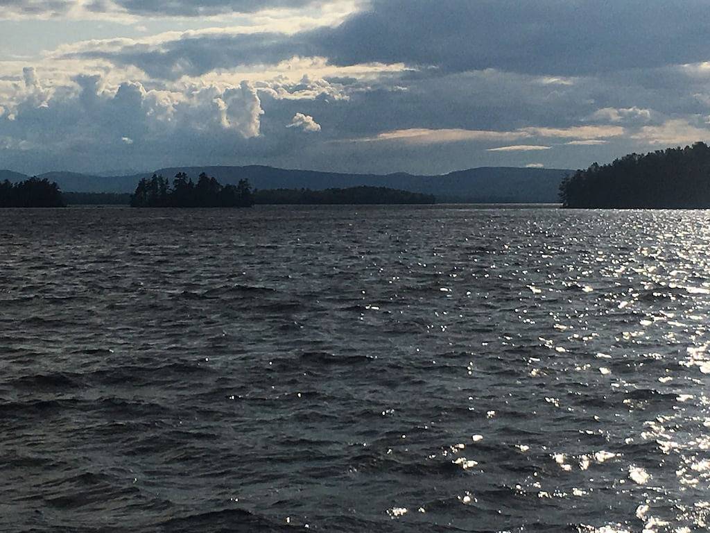 Rustikale Hütte am Ambajejus-See mit Sandstrand und Bergblick in Piscataquis County