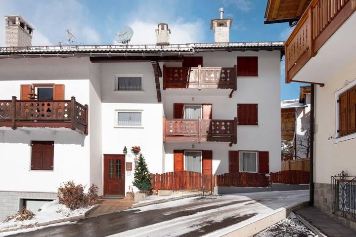 Appartamento intero, Appartamento "Ciasa Piz Quadrilocale" con vista sulle montagne, terrazza e Wi-Fi in Pozza di Fassa, San Giovanni di Fassa