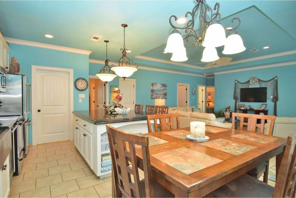 Der Strand ist nur einen kurzen Spaziergang von diesem atemberaubenden Haus entfernt. in Crystal Beach, Galveston County