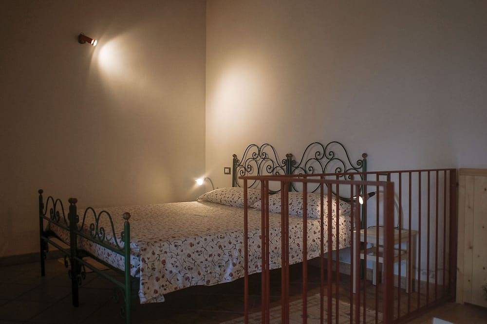 Stone cottage with amazing Lake Garda view away from it all in Toscolano-Maderno, Gardasee-Berge