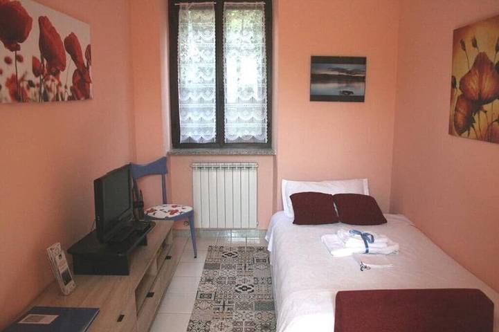 Ein Landhaus in der Nähe des Sees in Monvalle, Lago Maggiore (Lombardei)