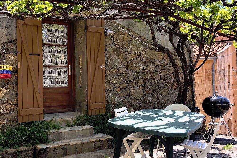 Jolie maison en pierre au coeur du village in Évisa, Parc naturel régional de Corse