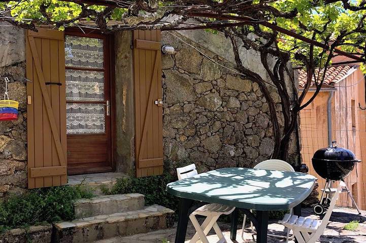 Location de vacances pour 2 personnes, avec Terrasse ainsi que Jardin et Piscine à Évisa