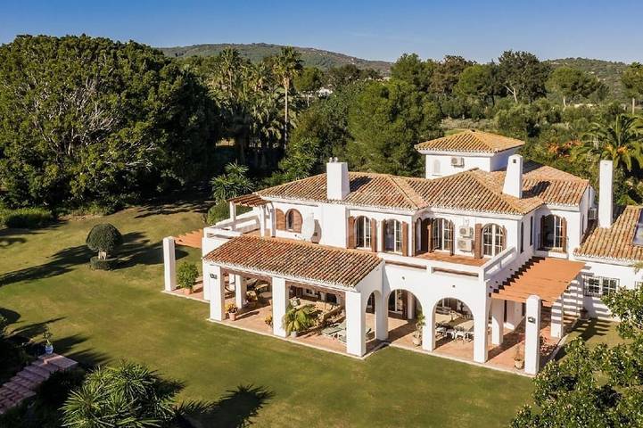 Villa pour 14 personnes, avec jardin ainsi que jacuzzi et balcon à Sotogrande