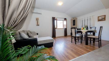 Ferienwohnung für 4 Personen, mit Terrasse in Rab Stadt