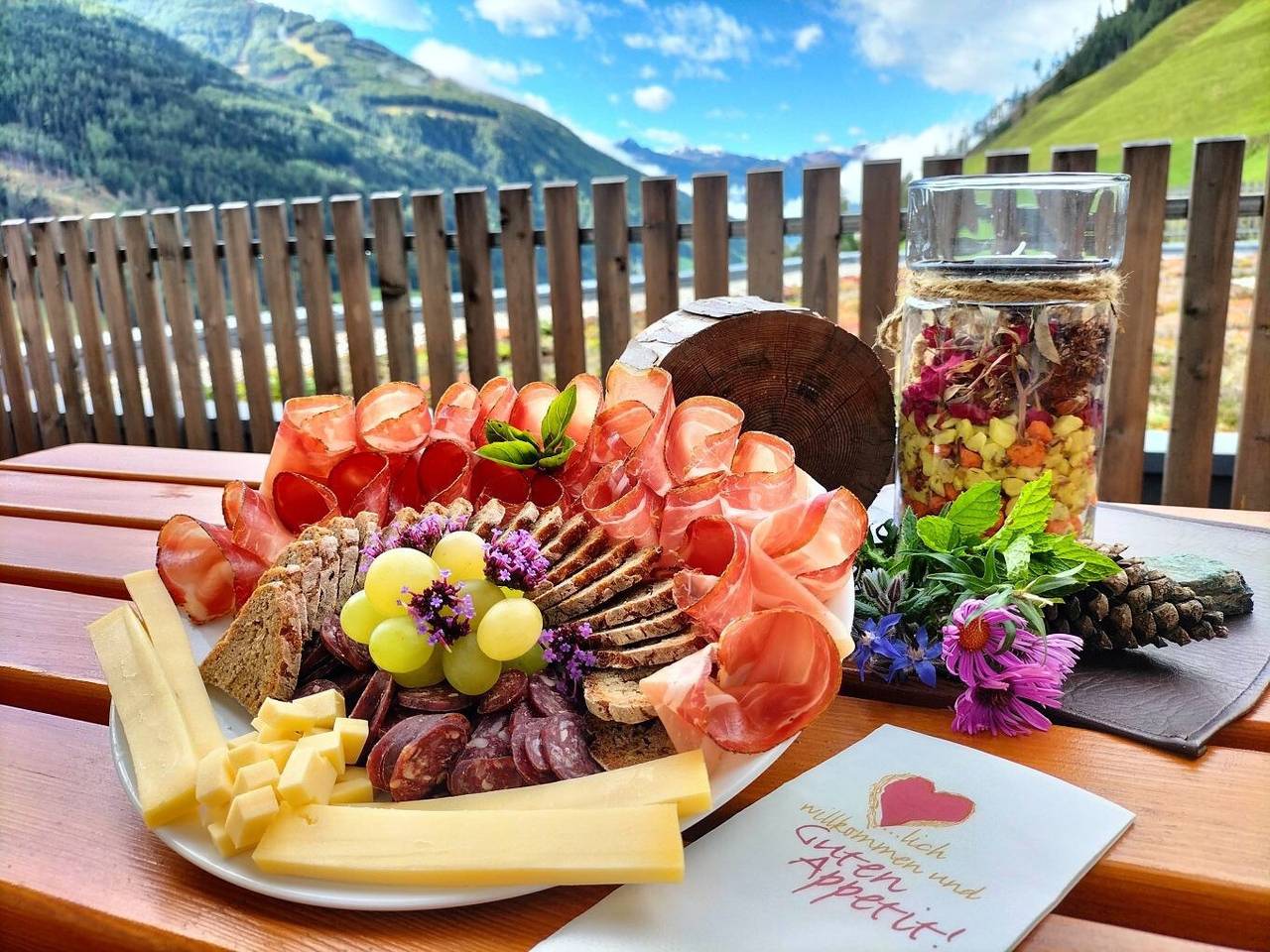 Ganze Wohnung, Ferienwohnung "Voppichlhof Arnika" mit Bergblick, privater Terrasse und Wlan in San Giacomo, Ahrntal