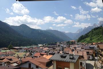 Gîte pour 4 personnes, avec jacuzzi ainsi que balcon et jardin à Auronzo di Cadore