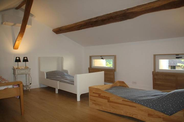 Location de vacances pour 6 personnes, avec piscine ainsi que jardin et bassin pour enfant à Saint-Estèphe (Dordogne)