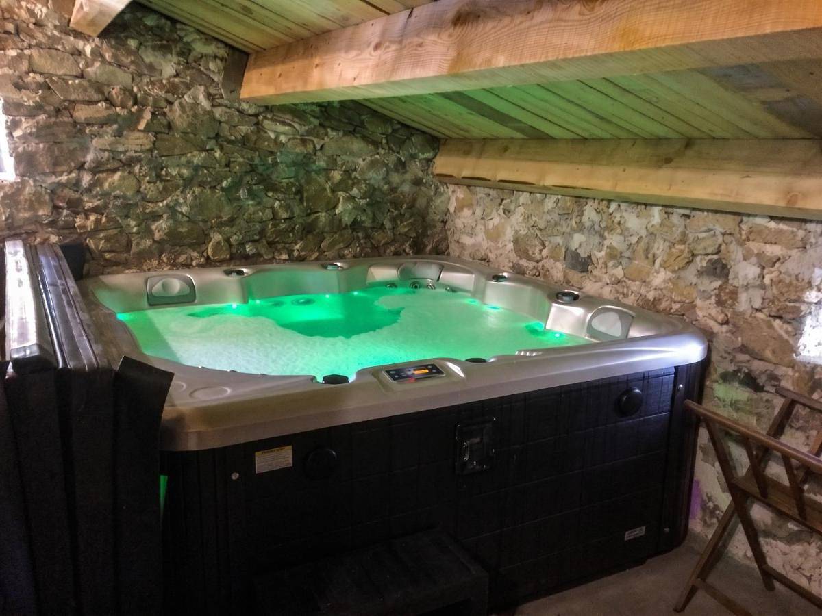 Maison charmante à Lanarce avec vue sur la montagne, jacuzzi. in Lanarce, Ardèche