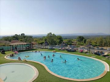 Location de vacances pour 6 personnes, avec piscine et jardin à Grospierres