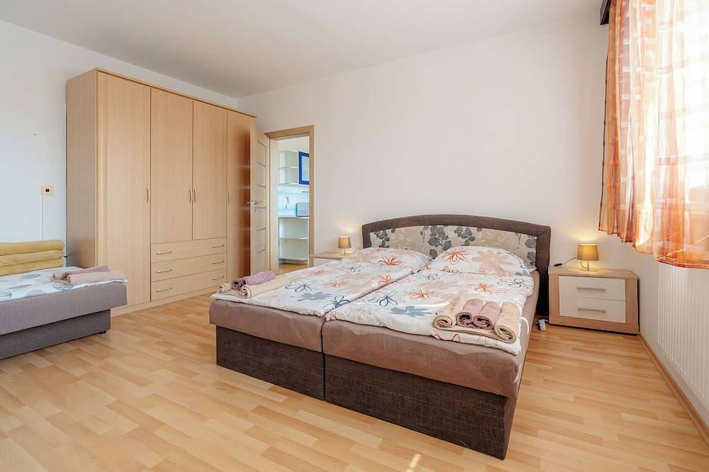Appartement entier, Perfect for Teams & Families: 3-Bedroom Flat, 7 Guests, Balcony, Close to Centre in Bratislava, Région de Bratislava