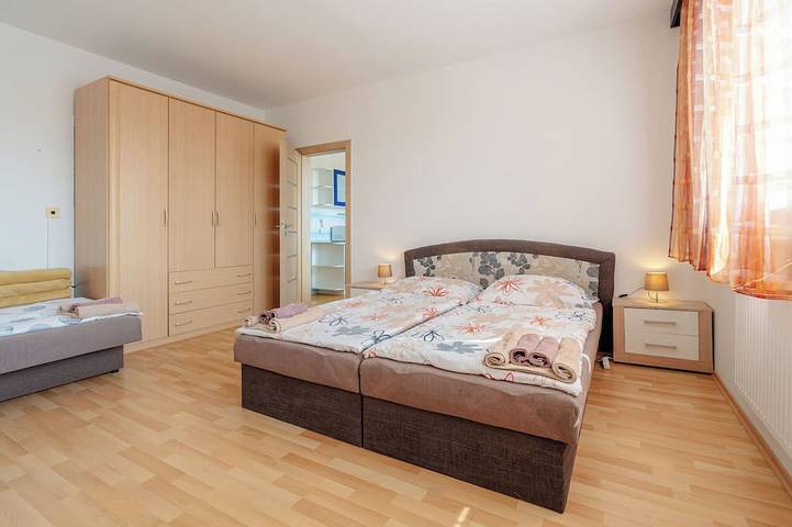 Ganze Wohnung, Perfect for Teams & Families: 3-Bedroom Flat, 7 Guests, Balcony, Close to Centre in Bratislava, Bratislava und Umgebung