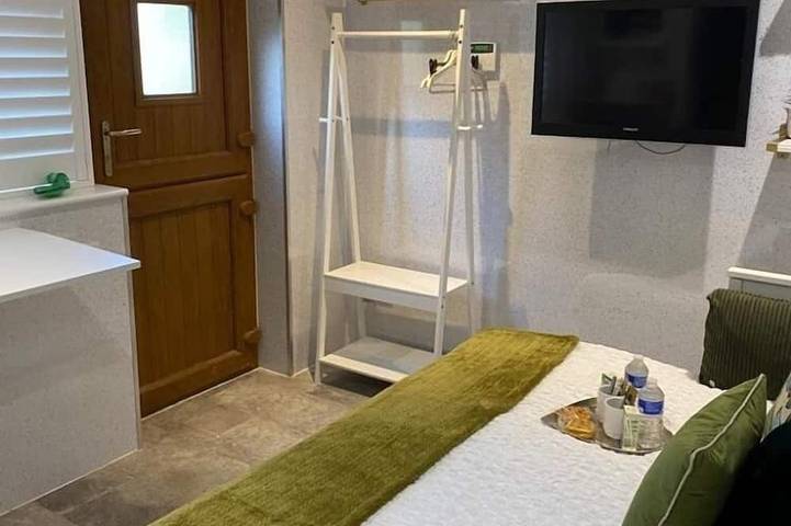 Cottage for 2 people, with yard in London