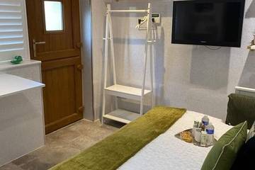 Log Cabin for 2 People in Bexley, London, Photo 1