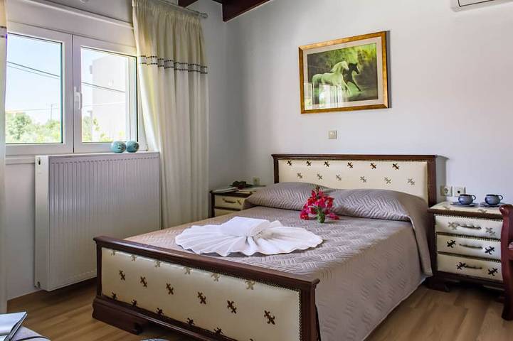 2 Bedroom Villa in Galatas with a lovely garden in Chania region