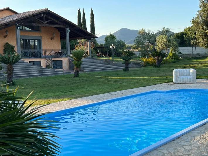 Villa per 10 persone, con Balcone e Idromassaggio nonché Terrazza e Giardino a Cerveteri
