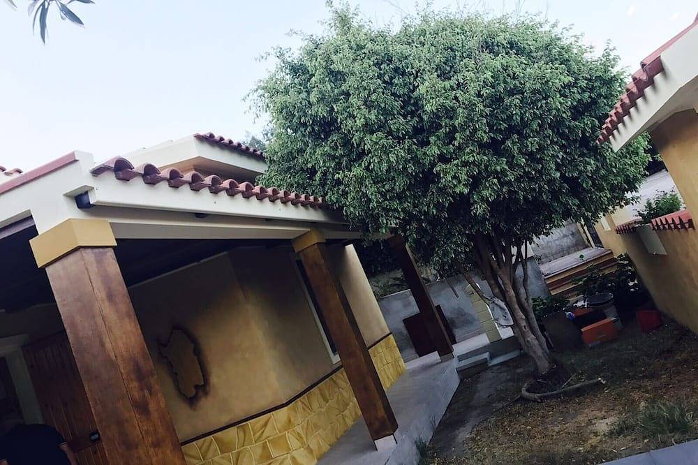 Detached cottage with garden and barbecue 1km from the beach of Solanas in Solanas, Comune di Sìnnia