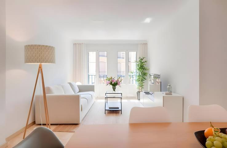 Entire apartment, Encantador y espacioso apartamento de 4 habitaciones y balcones en el centro histórico ubicación inmejorable in Málaga Central District, Malaga