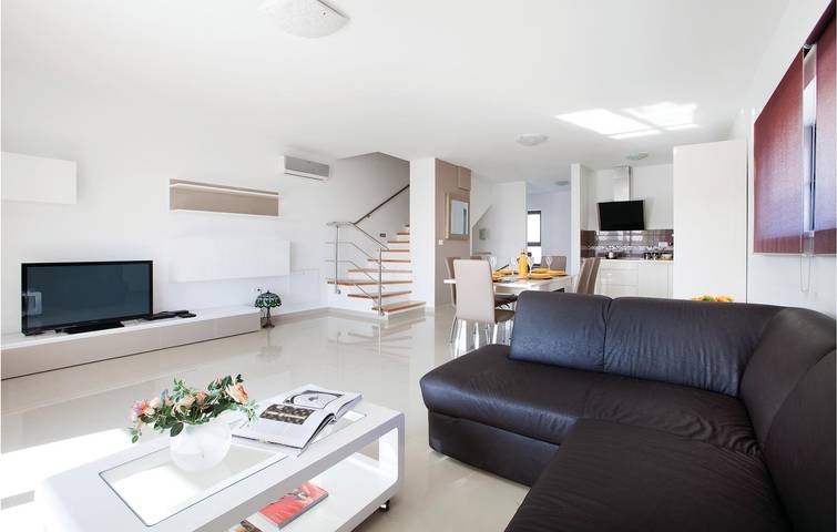 Spacious 150m² Apartment with Pool & 600m to Beach in Rabac, Labin-Rabac