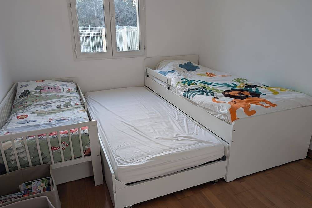 180 m2 air-conditioned villa, private pool, near Avignon in Villeneuve-lès-Avignon, Nimes region