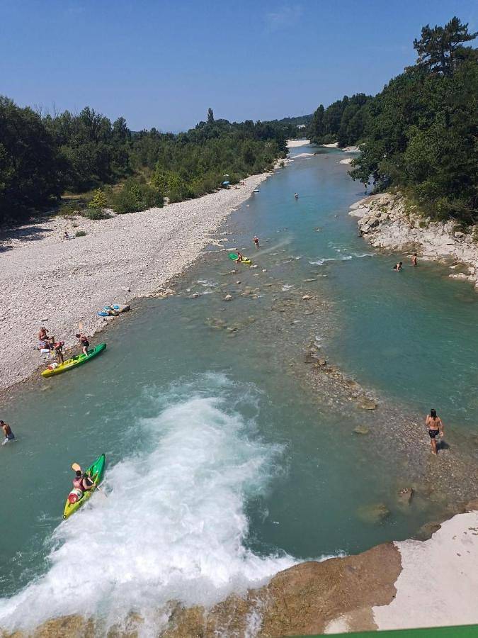 Gîte pour 15 personnes, avec terrasse ainsi que jardin et vue à Divajeu - 3