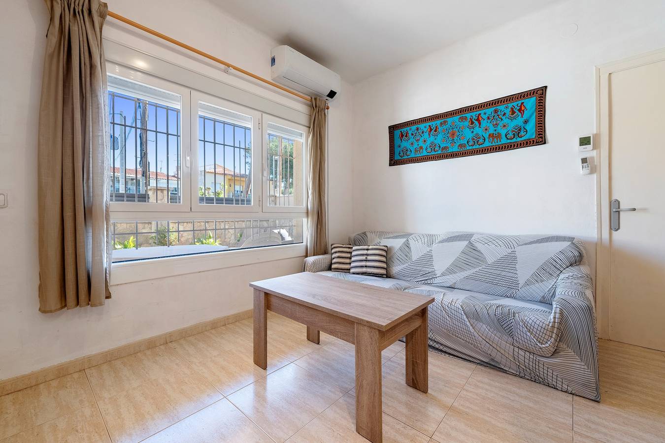 Apartamento entero, Apartamento 'Agua De Sal' con piscina compartida, Wi-Fi y aire acondicionado in Montroig, Costa Dorada