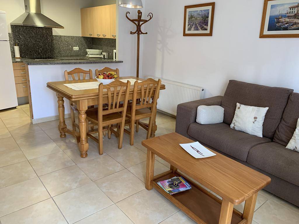 Entire apartment, Cozy Beach Apartment with Kitchen & WiFi, 800m to Platja Nova in Roses Centre, Roses