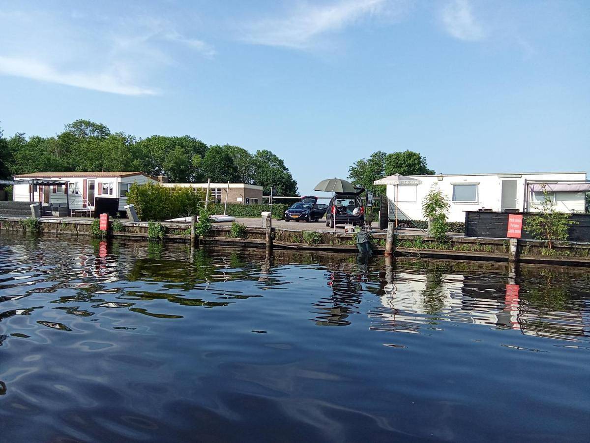Stacaravan aan het water in Eernewoude, Nationaal Park De Alde Feanen